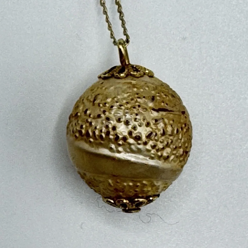 Vintage Sarah Coventry Jewelry Gold Ornate Pendant Necklace